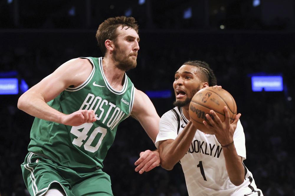 中场球员更 中场球员更